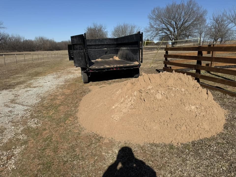 Gravel material delivery pile